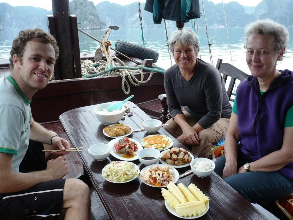 Hoang Gia Minh Hotel Cat Ba Island Exterior photo
